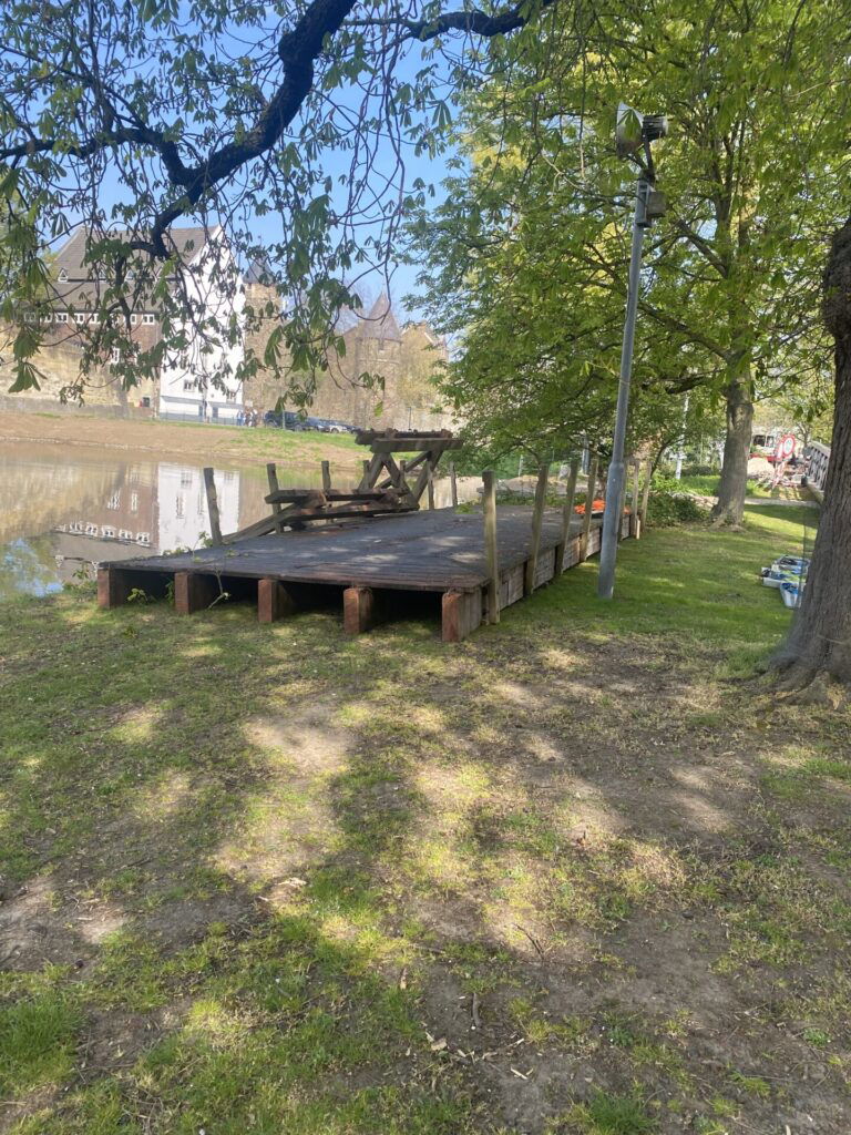 De oude houten brug zonder brughoofden De oude houten brug zonder brughoofden