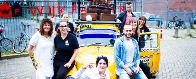 stigmataxi kever teamfoto multicultureel StigmaTaxi groepsfoto multicultureel project Stichting de Bagagedrager