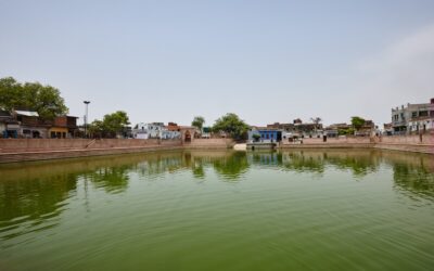The glories of Rādhā-kuṇḍa